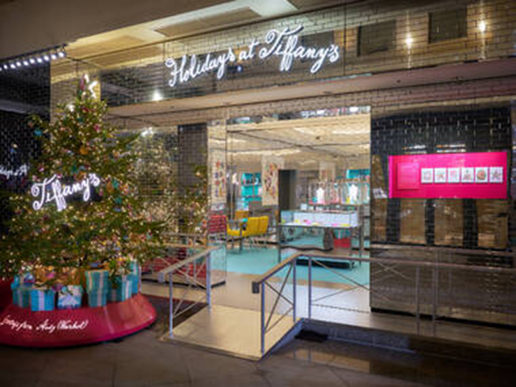 Qu&aacute;n c&agrave; ph&ecirc; Tiffany & Pop-up Store: Anniversaire Omotesando sẽ chuyển đổi th&agrave;nh qu&aacute;n c&agrave; ph&ecirc; Tiffany v&agrave; cửa h&agrave;ng pop-up trong thời gian giới hạn v&agrave;o Gi&aacute;ng sinh n&agrave;y. Qu&aacute;n c&agrave; ph&ecirc; được trang tr&iacute; bằng m&agrave;u xanh Tiffany đặc trưng c&ugrave;ng với những bức tường m&agrave;u bạc giống như đồ trang sức của thương hiệu. Bạn c&oacute; thể mua latte, b&aacute;nh m&igrave;, b&aacute;nh ngọt v&agrave; tr&agrave; chiều, cũng như suất ăn trưa v&agrave; tối đặc biệt c&oacute; logo Tiffany trong sự kiện n&agrave;y.

