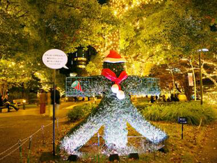 Gi&aacute;ng sinh giữa phố: Khu phố Tokyo Midtown năm nay được trang tr&iacute; với đ&egrave;n m&agrave;u v&agrave;ng s&acirc;m panh, tạo n&ecirc;n bầu kh&ocirc;ng kh&iacute; l&atilde;ng mạn, đặc biệt l&agrave; ở khu vực Midtown Garden. Bạn cũng sẽ t&igrave;m thấy một quả cầu tuyết cao 3m chiếu m&agrave;n tr&igrave;nh diễn &aacute;nh s&aacute;ng đầy m&agrave;u sắc được đồng bộ h&oacute;a với &acirc;m nhạc.
