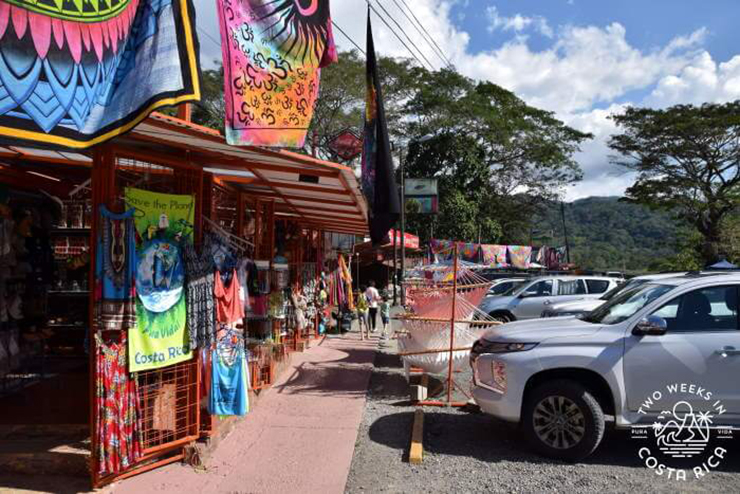 9. Nếu đang l&aacute;i xe, bạn c&oacute; thể đỗ xe ở 2 b&ecirc;n cầu hoặc trước c&aacute;c cửa h&agrave;ng. Sau khi đỗ xe xong, bạn h&atilde;y đi bộ l&ecirc;n cầu, c&oacute; một h&agrave;ng r&agrave;o chắn d&agrave;nh cho người đi bộ.
