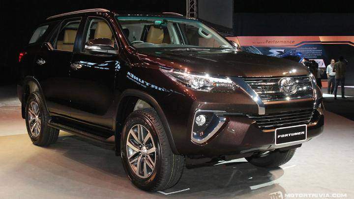6. Toyota Fortuner đạt doanh số 1.165 xe trong tháng 9/2018 hiện được bán với giá từ 1.026 - 1.354 triệu đồng