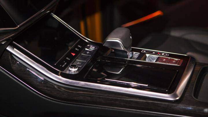 Các nút điều khiển được bố trí ngay cạnh cần số