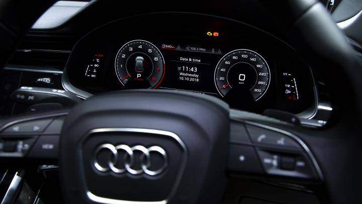 Cụm đồng hồ trung tâm khá đẹp mắt