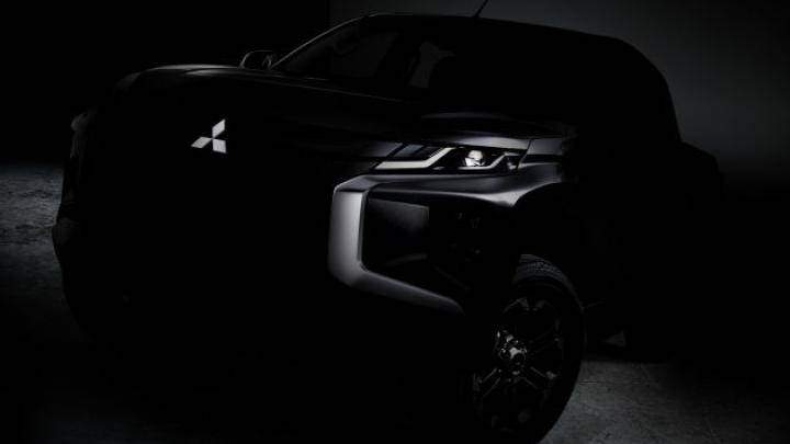 Trước đó, phiên Phiên bản mới của Mitsubishi Triton bị bắt gặp đang chạy thử, có thiết kế mặt trước giống mẫu MPV giá rẻ Xpander vừa ra mắt thị trường Việt Nam.