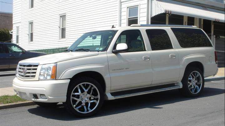 Cadillac Escalade ESV 2006 có giá bán hiện nay khoảng dưới 10.000 USD (chưa tới 230 triệu đồng)