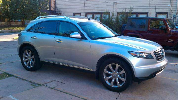 Infiniti FX45 2006 có giá bán hiện nay khoảng 9.600 USD (khoảng 224 triệu đồng)