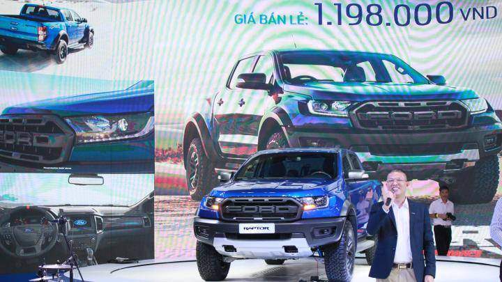 Mẫu bán tải Ranger Raptor sử dụng động cơ diesel Bi-turbo 4 xi-lanh dung tích 2 lít, công suất 213 mã lực đi kèm hộp số tự động 10 cấp, dẫn động bốn bánh tương tự đàn anh F-150 Raptor.