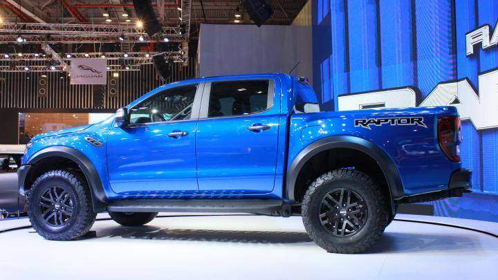 So với phiên bản tiêu chuẩn của dòng Ford Ranger 2018, Raptor sở hữu thiết kế hầm hố và mạnh mẽ hơn nhiều.