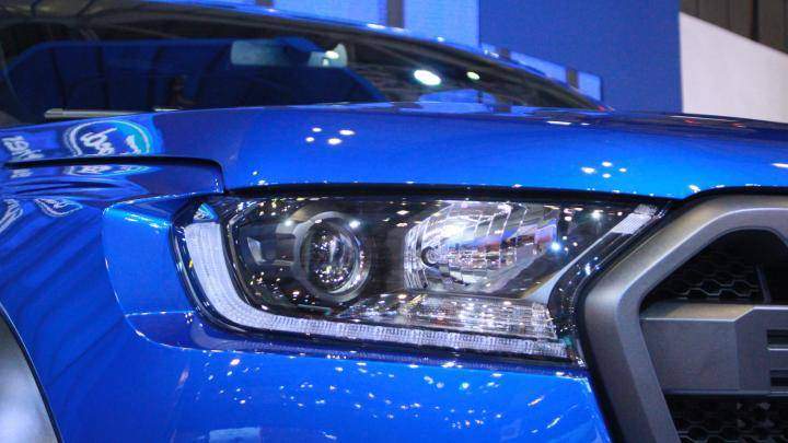 Đèn pha tích hợp đèn LED chiếu sáng ban ngày trên Ford Ranger Raptor 2018.