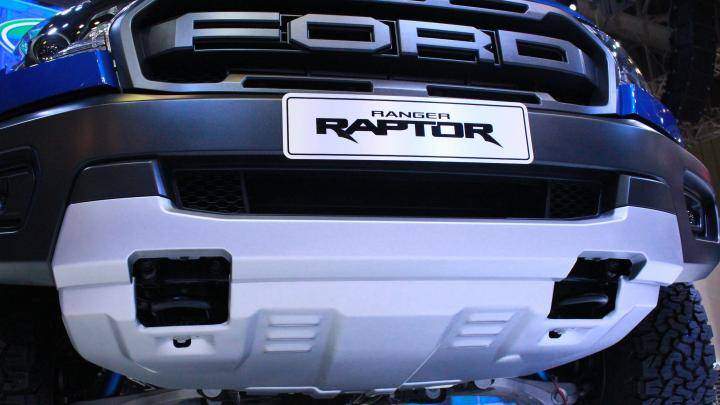 Phần đầu nổi bật với hệ thống lưới tản nhiệt tích hợp logo FORD to bản. Cản trước lớn với tấm bảo vệ gầm xe bằng kim loại,