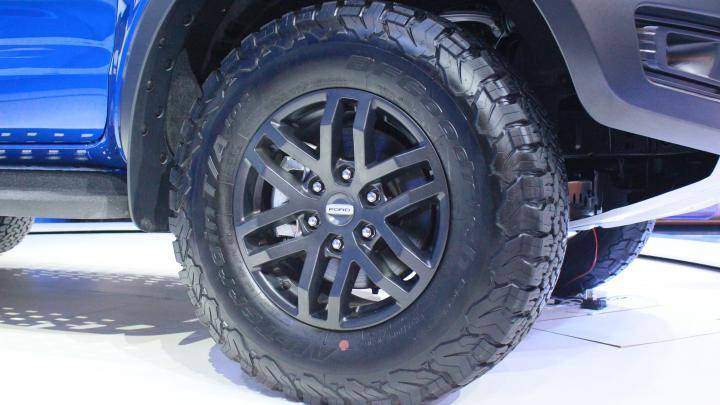 Xe được trang bị dàn lốp BF Goodrich All-terrain trứ danh kích thước 285/70, hệ thống giảm xóc thích ứng Fox Racing Shox, treo sau liên kết đa điểm với lò xo trụ.