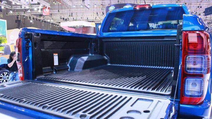 Cửa thùng cũng có kết cấu trợ lực tương tự Ranger 2018, giúp chủ xe dễ dàng đóng mở chỉ bằng 1 tay.