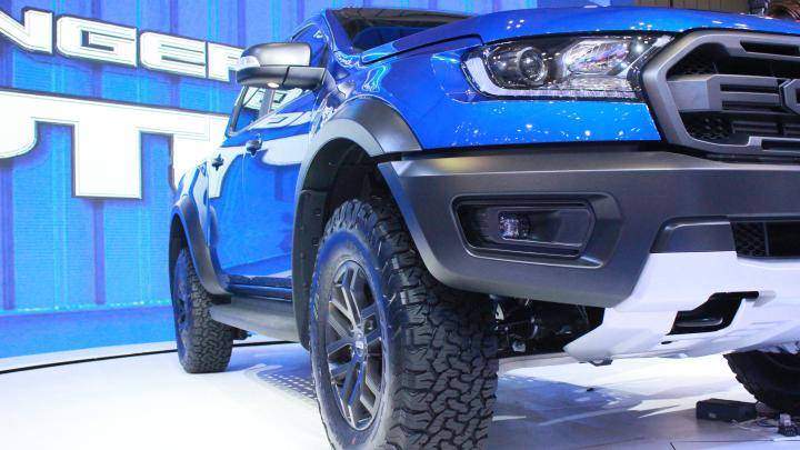 Vòm bánh xe mở rộng, hộc bánh xe ốp chắn bùn lồi ra ngoài nhằm bảo vệ thân xe khỏi đá, bùn văng…