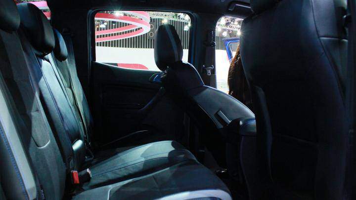 Hàng ghế sau của Ford Ranger Raptor được bố trí giống với đàn anh Ranger.