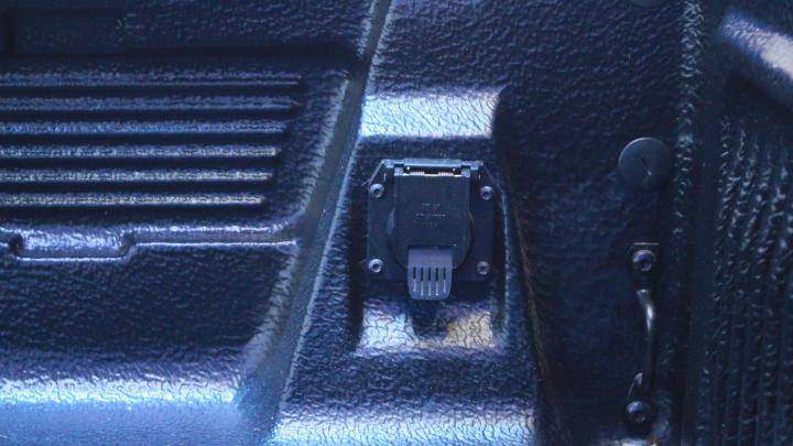 Cổng sạc điện 12V được tích hợp trên thùng xe.