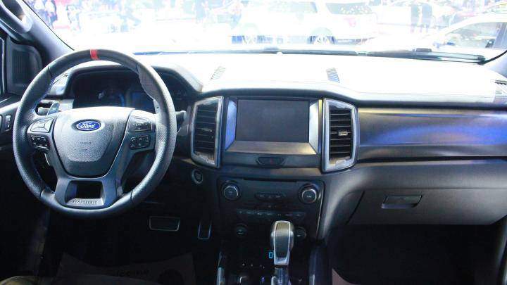 Về nội thất Ranger Raptor 2018, xe thừa hưởng nhiều đường nét thiết kế mang hơi hướng của chiếc bán tải Ford Ranger.