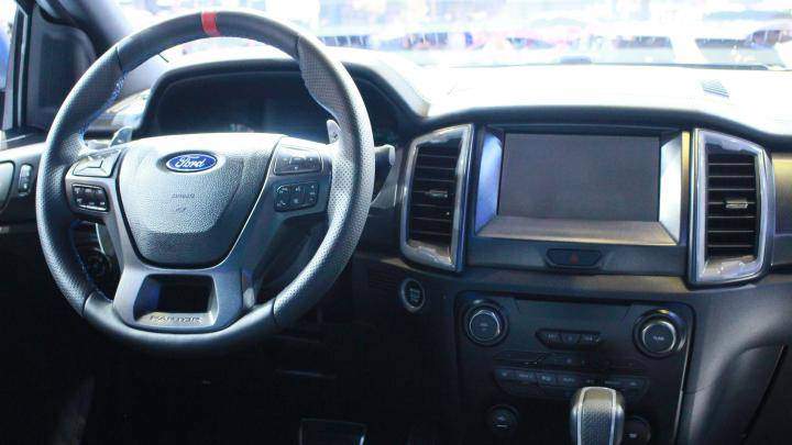 Hệ thống thông tin giải trí Sync 3 với màn hình cảm ứng 8 inch, hỗ trợ camera phía sau.