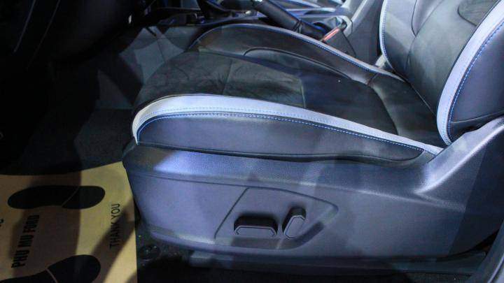 Ghế ngồi thiết kế ôm lưng, tạo tư thế an toàn khi off-road hoặc chạy xe tốc độ cao. Tuy nhiên, chỉ có ghế lái chỉnh điện, ghế hành khách phía trước vẫn chỉnh tay.