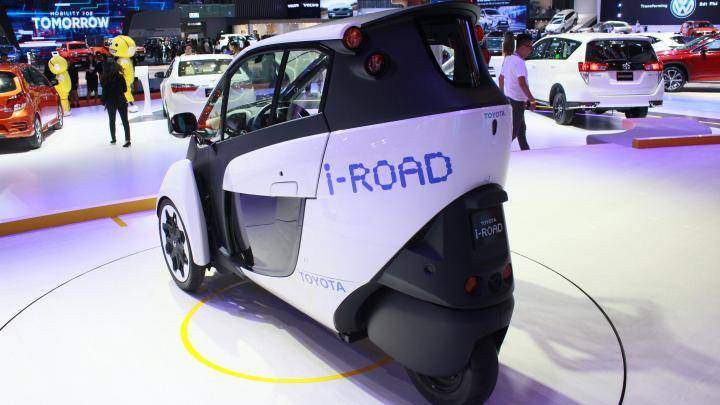Toyota i-Road sử dụng hệ thống truyền động bánh sau thay vì hệ thống truyền động hai bánh, khiến cho mẫu xe ba bánh này mỗi lần cua thì hoạt động giống với một chiếc xe máy hơn