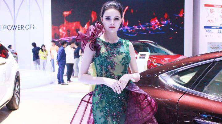 Với trang phục được thiết kế riêng, người đẹp nước ngoài này mang vẻ đẹp kiêu sa quý phái, tô điểm thêm nét đẹp cho chiếc Lexus LS500