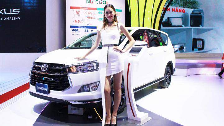 Chân dài tạo dáng bên Toyota Innova Venturer phiên bản cải tiến mới màu trắng ngọc trai