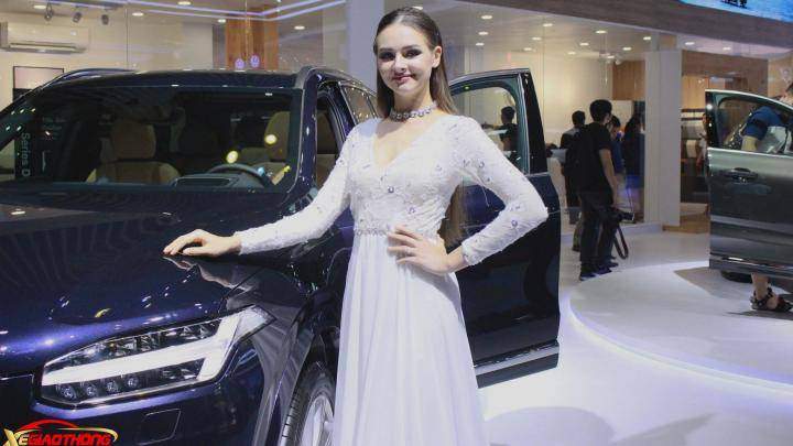 Vẻ đẹp thanh cao, sang trọng và quý phái của "bóng hồng Tây" bên cạnh chiếc xe Volvo tại VMS 2018