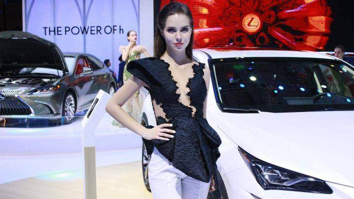 Người đẹp chân dài với vẻ mặt kiêu sa quyến rũ bên xế hộp Lexus tiền tỷ