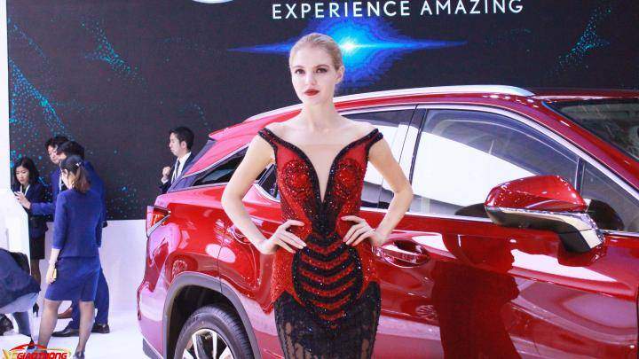 Trong trang phục váy đỏ đen bó sát đầy quyến rũ, người mẫu trông rất "tông xuyệt tông" với chiếc Lexus RX350L mới