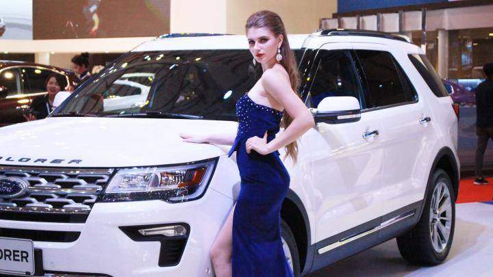 Chân dài tạo dáng quyến rũ bên chiếc Ford Explorer 2018 tại gian hàng của Ford Việt Nam
