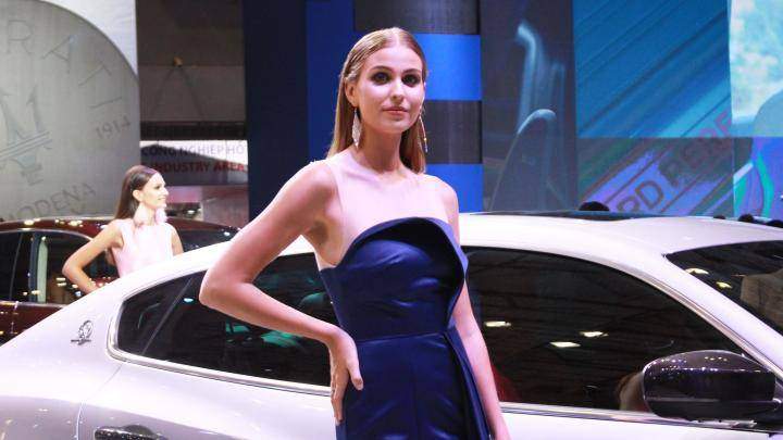 Trong trang phục váy để lộ bờ vai trắng nõn, người đẹp này thu hút nhiều ánh nhìn từ phía khách tham quan