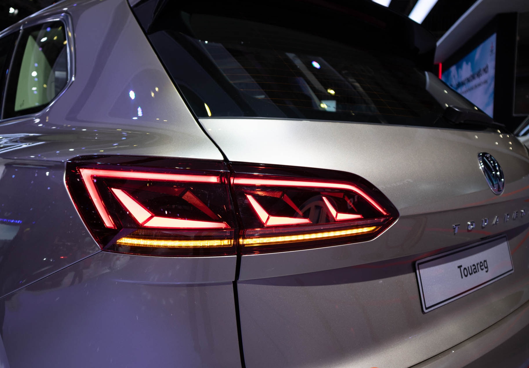 Cụm đèn hậu phía sau dạng LED khá giống các mẫu xe Audi