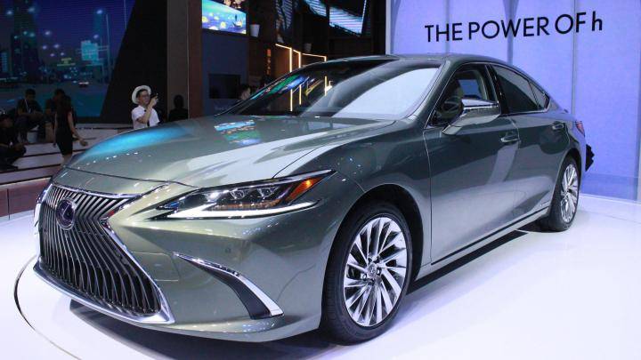 Lexus phát triển trên nền tảng TNGA-K mới của Toyota, mang ngôn ngữ thiết kế Future Chapter mới của Lexus, tương tự đàn anh LS.