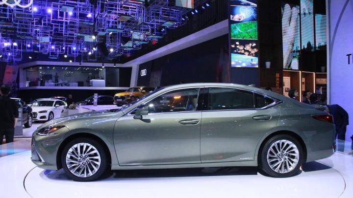 Kích thước tổng thể dài x rộng x cao lần lượt là 4.976 mm x 1.864 mm x 1.445. So với đời cũ, thế hệ mới dài hơn 66 mm, thấp hơn 5 mm và rộng hơn 46 mm.