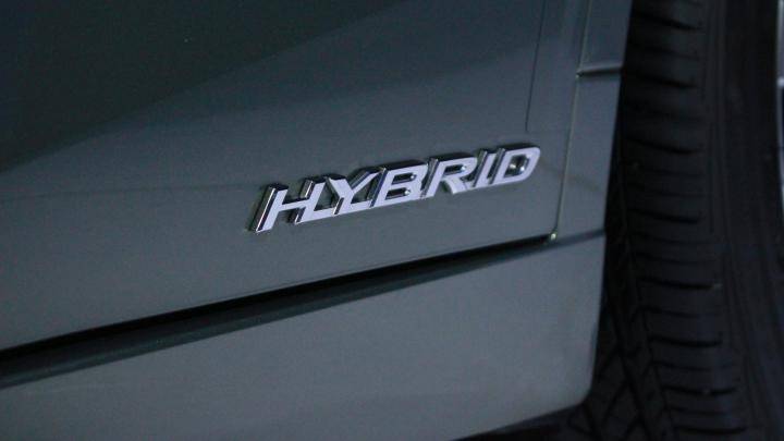 Logo hybrid nổi bật trên thân xePhiên bản ES300h sử dụng hệ động lực Hybrid Drive System thế hệ thứ 4 bao gồm động cơ xăng I4 2.5 lít với một động cơ điện cho công suất 215 mã lực.