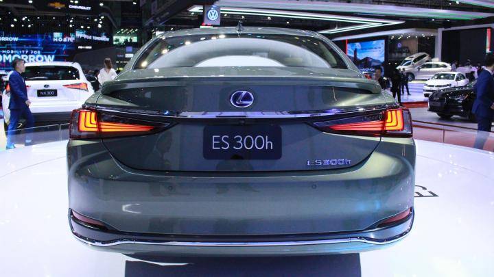 Việc sử dụng cấu trúc khung sườn mới giúp Lexus ES300h 2019 được hoàn thiện hơn về độ cứng chắc cũng như sự êm ái khi vận hành.