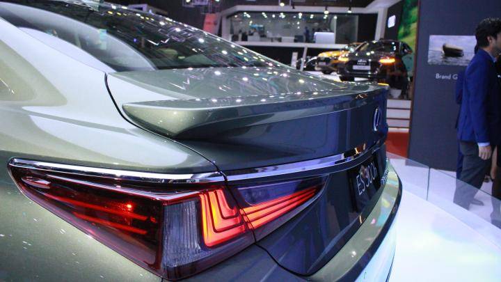 Ở đuôi xe, ES thế hệ mới có một cánh gió nhỏ và đèn hậu LED hình chữ L 3 tầng đặt chồng lên nhau.