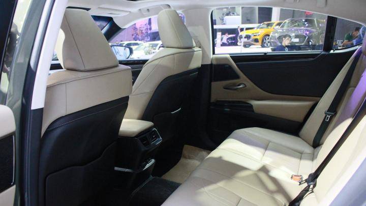 Hàng ghế sau rộng rãi trên Lexus ES300h 2019.