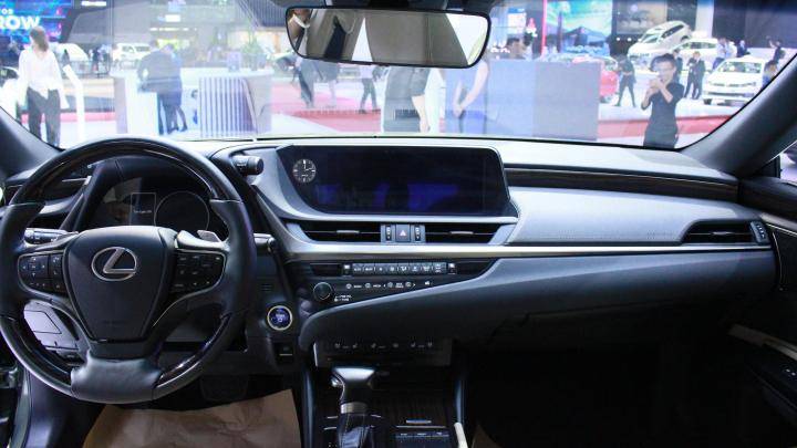 Điểm gây ấn tượng đầu tiên là màn hình trung tâm lớn 12,3 inch, bảng đồng hồ phong cách thể thao và tính năng hiển thị kính lái HUD.