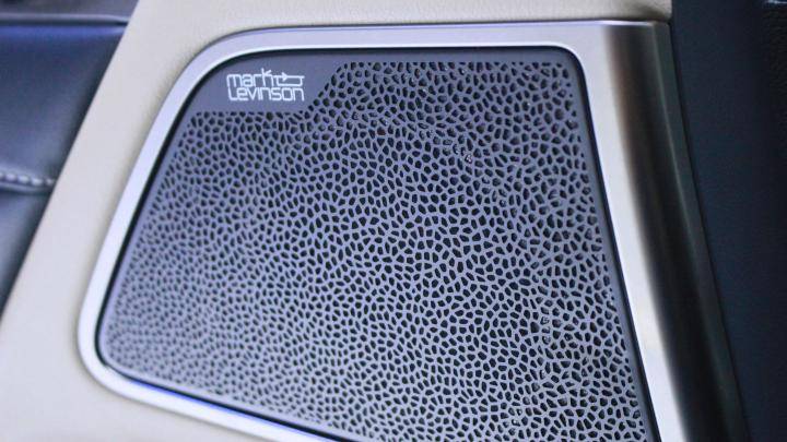 Xe vẫn sử dụng hệ thống loa cao cấp của thương hiệu Mark Levinson trứ danh