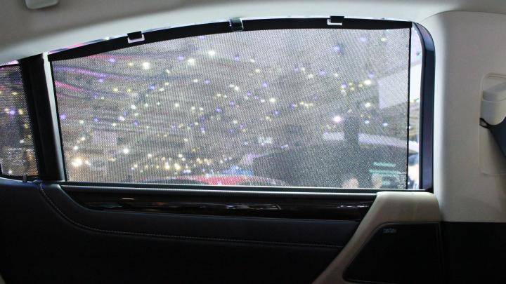 Hàng ghế sau được trang bị sẵn rèm che cửa sổ, có thể kéo lên khi cần thiết