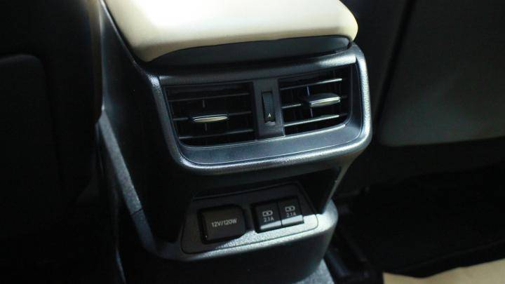 Điều hòa cho hàng ghế sau, có sẵn cả cổng sạc được tích hợp