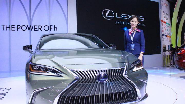 Mẫu sedan hybrid hạng sang cỡ trung Lexus ES300h 2019 mới nhất vừa được Lexus Việt Nam trưng bày tại Triển lãm ô tô Việt Nam 2018 (VMS 2018).