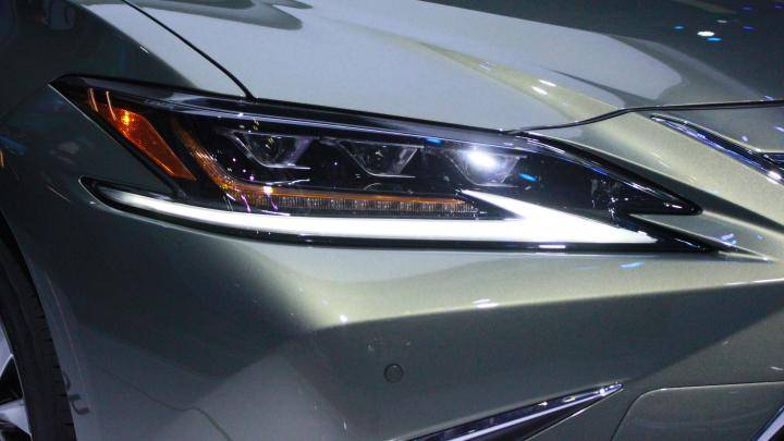 Hệ thống đèn chiếu sáng gồm đèn pha và đèn định vị được lồng vào nhau.