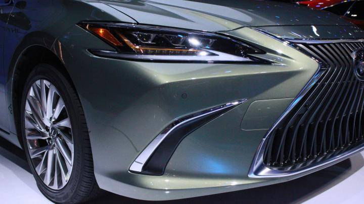 Phần đầu của Lexus ES300h 2019 nổi bật với lưới tản nhiệt cỡ lớn, cùng các thanh hình boomerang được mạ chrome sang trọng.