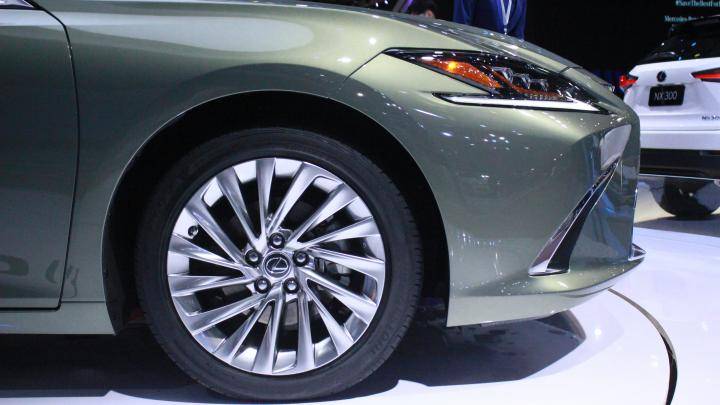 Về công nghệ, ES300h mới là chiếc Lexus đầu tiên được trang bị ứng dụng Apple CarPlay. Bên cạnh đó, trợ lý ảo Amazon Alexa giúp người lái rảnh tay hơn.