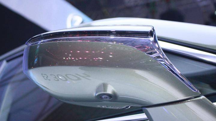 Lexus ES300h 2019 được trang bị camera 360 độ, cho góc nhìn toàn cảnh.