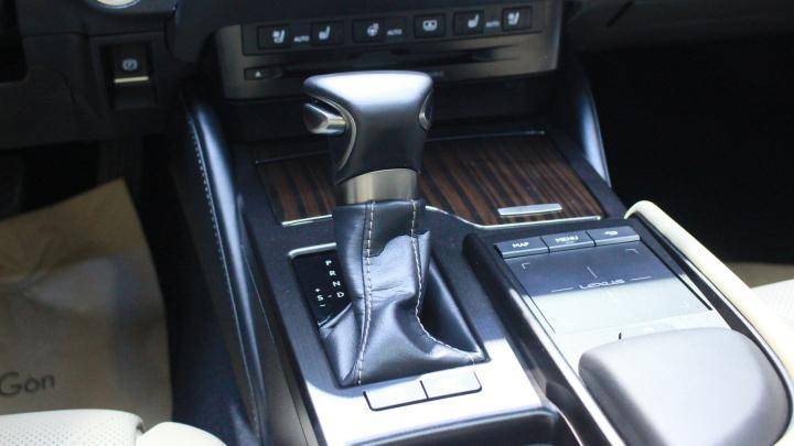 Ngoài ra, touchpad tại cụm điều khiển trung tâm giúp người lái dễ dàng thao tác hơn.