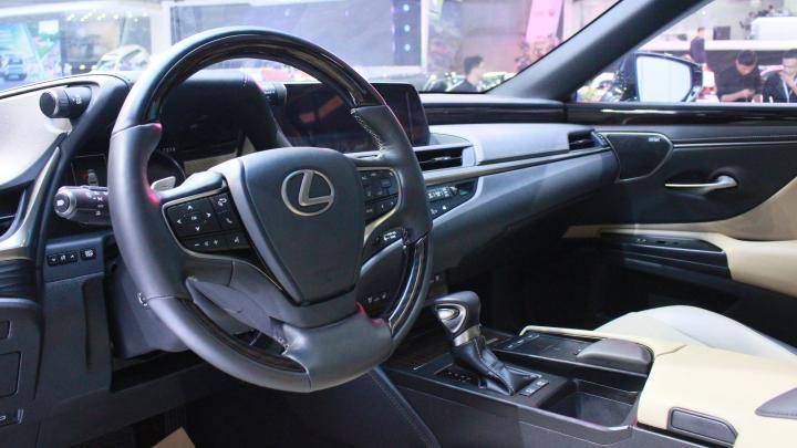 Về công nghệ, ES300h mới là chiếc Lexus đầu tiên được trang bị ứng dụng Apple CarPlay. Bên cạnh đó, trợ lý ảo Amazon Alexa giúp người lái rảnh tay hơn.