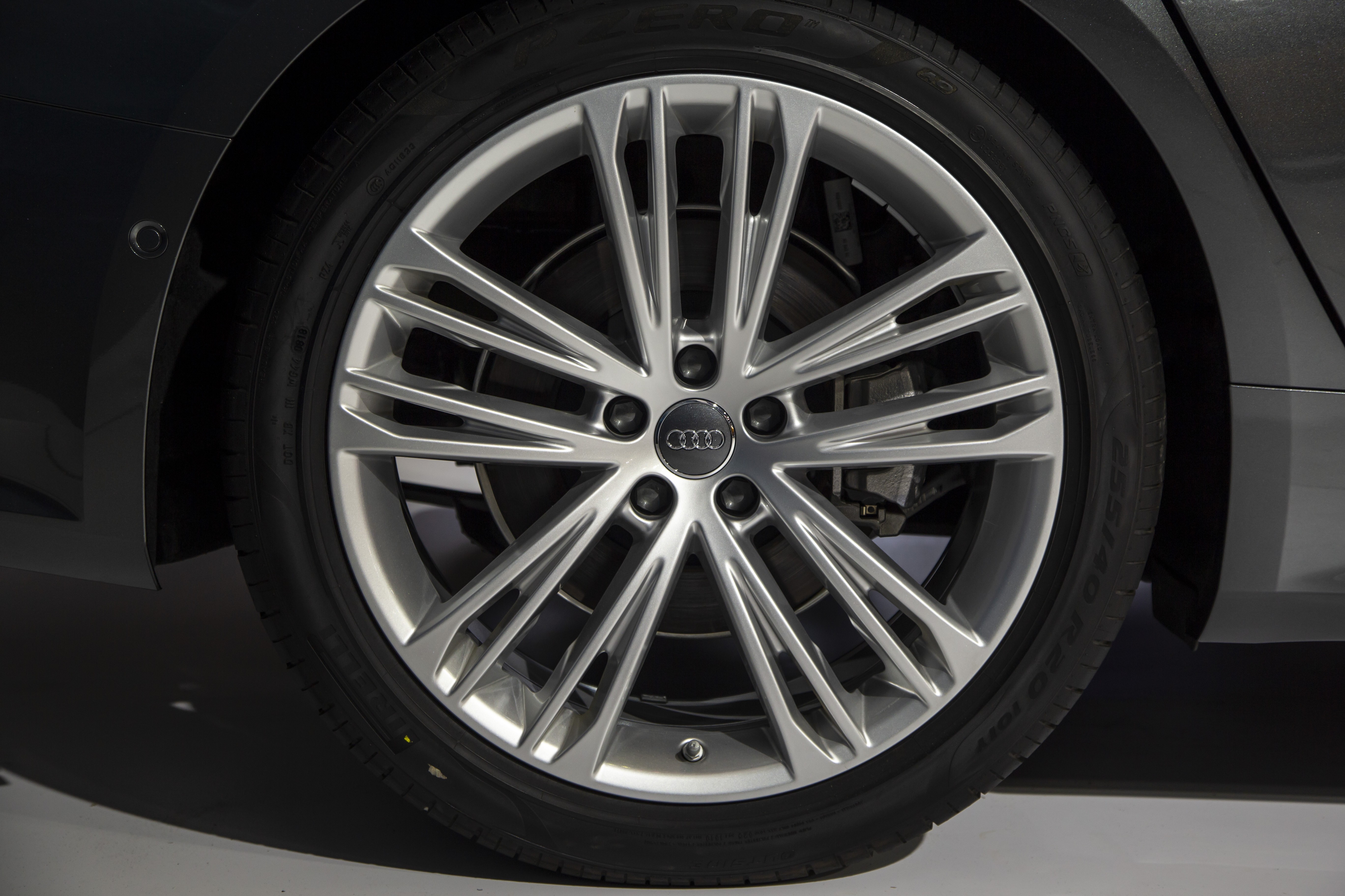 Xe sử dụng bộ mâm kích thước 19 inch mới