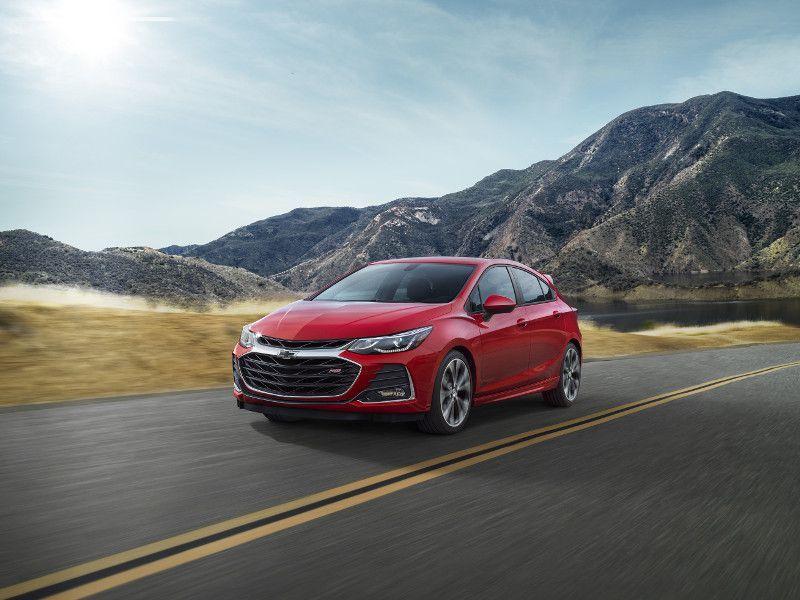 Chevrolet Cruze 2019 có giá bán khởi điểm từ 18.870 USD (khoảng 440 triệu đồng)
