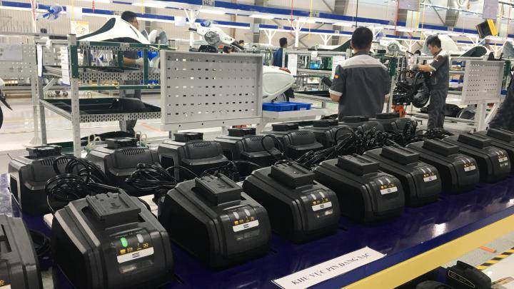 Pin được để sẵn bên cạnh dây chuyền trước khi lắp ráp